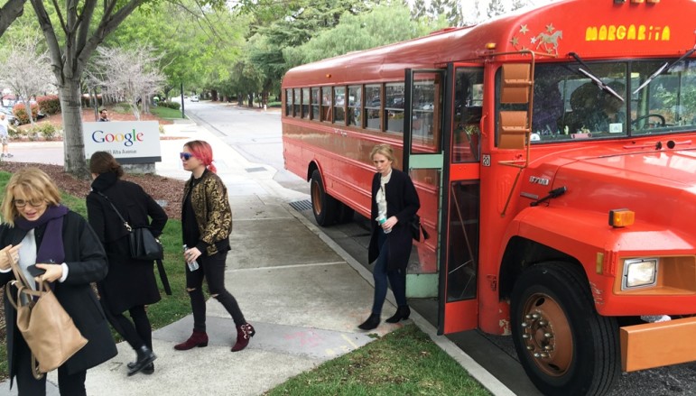 Turen til Google og Stanford foregik med The Mexican Bus.