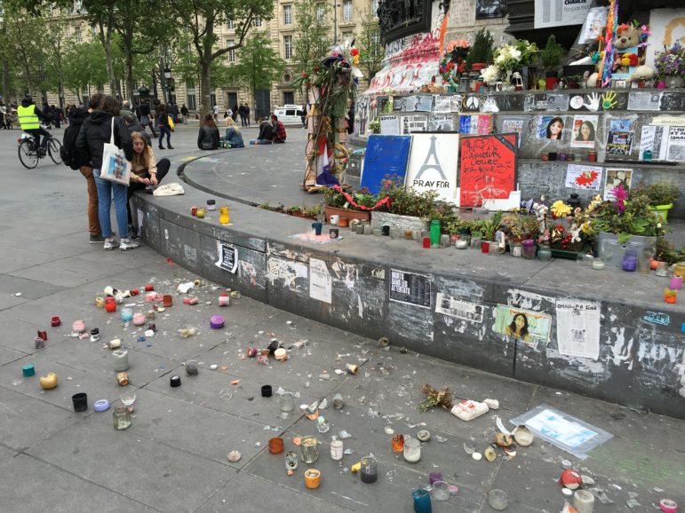 Billedet viser minderne for de faldne for terroraktioner i Paris. Venner og familier til ofrene for angrebet på Charlie Hebdo, Bataclan og Stade de France benyttede statuen på Place de la République som et sted for ærbødighed og hyldest til de døde. Den 1. august 2016 fjernede bystyret alle billeder, lys og glas. Foto: Nils Mulvad.