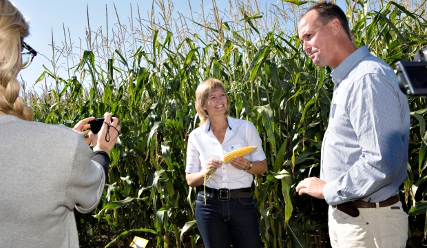 Leader of the state trial farm at Tystofte, Gerhard Deneken and former minister of agriculture Eva Kjer Hansen shows the story on GMO corn. Photo: Danish Ministry of Agriculture.
